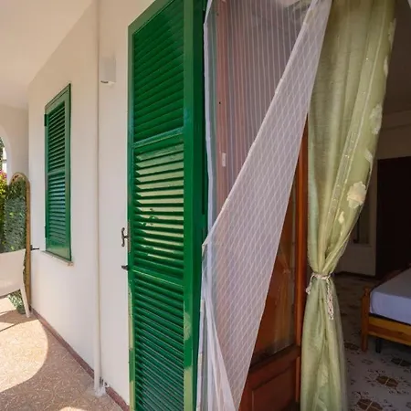 Rosa בית הארחה איסקיה